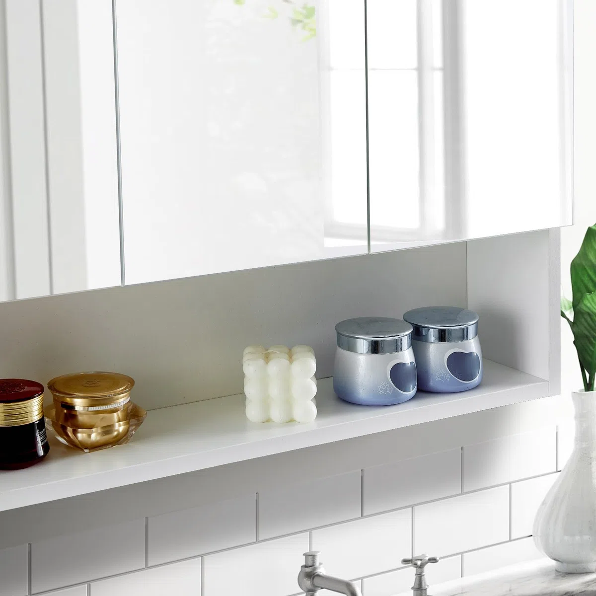 Tukailai - Armadietto per il bagno a giorno con montaggio a parete, bianco, con specchio, portaoggetti, con 3 ante, con ripiani a regolabili, impermeabile