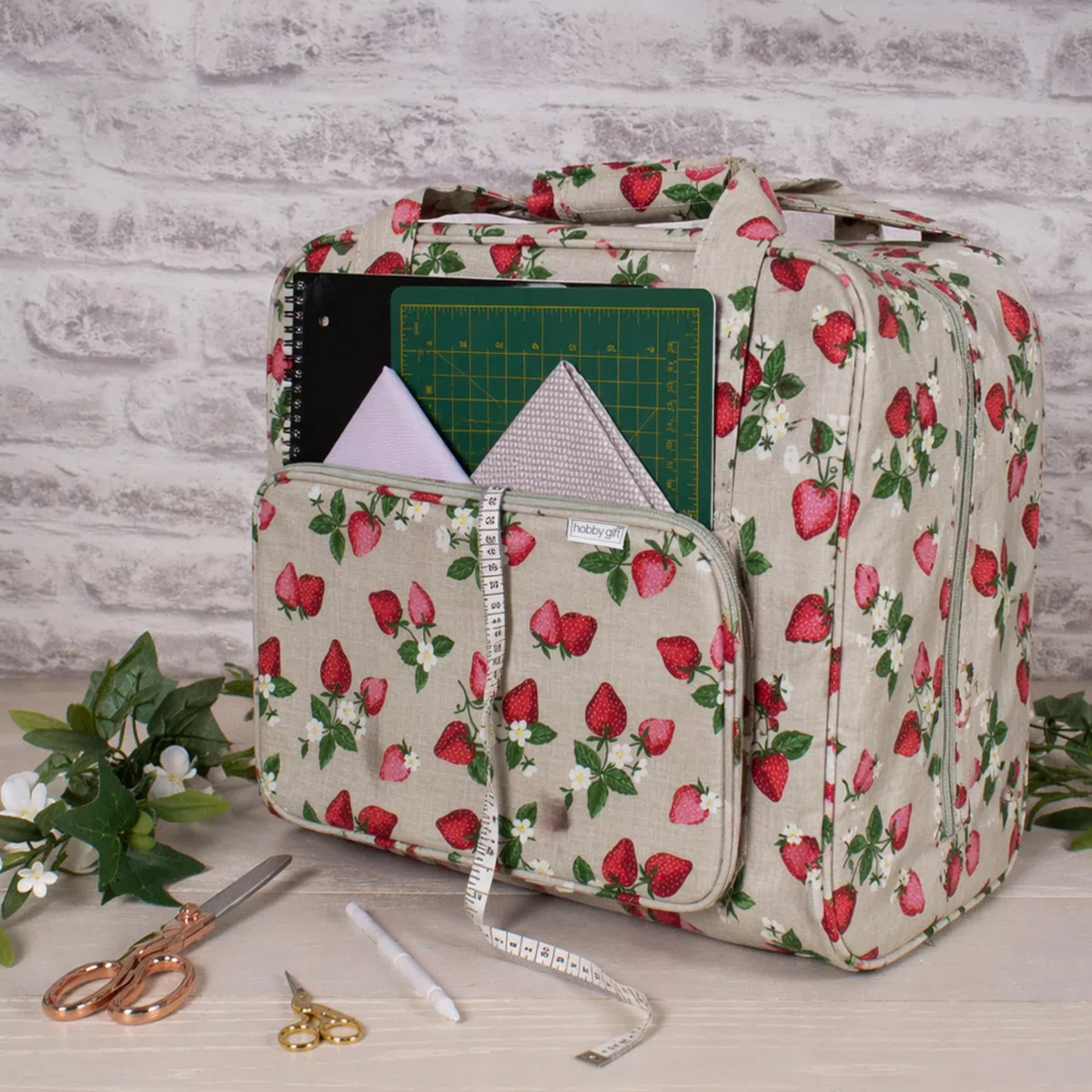 Hobby Gift Borsa per Macchina da Cucire - Borsa Imbottita Resistente con Chiusura a Zip, Borsa Grande Impermeabile per Trasporto e Accessori da Cucito - 20 x 44 x 38 cm, Fragole