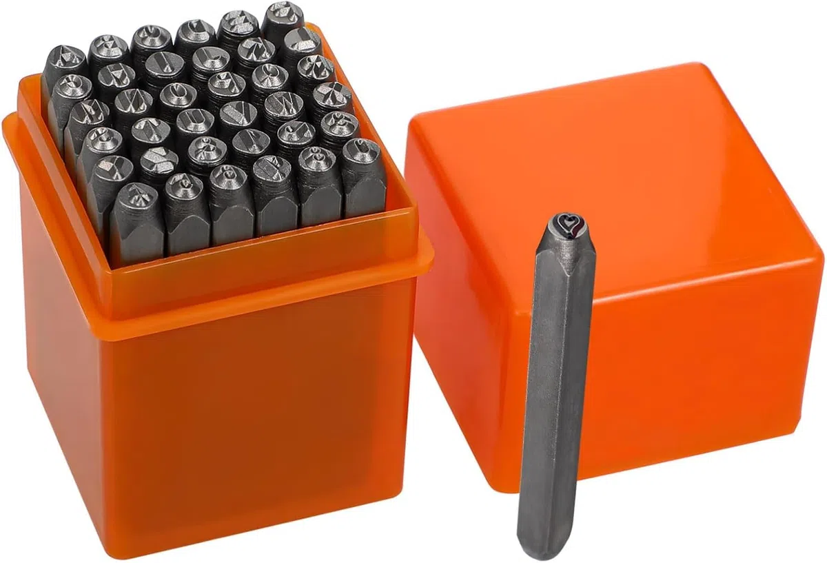 Set di 37 Tamponi in Metallo 3mm, Lettere A-Z Numeri 0-9 & Caratteri Speciali, Tamponi Imbossaggio Acciaio Temperato per Metallo Plastica Legno Pelle,