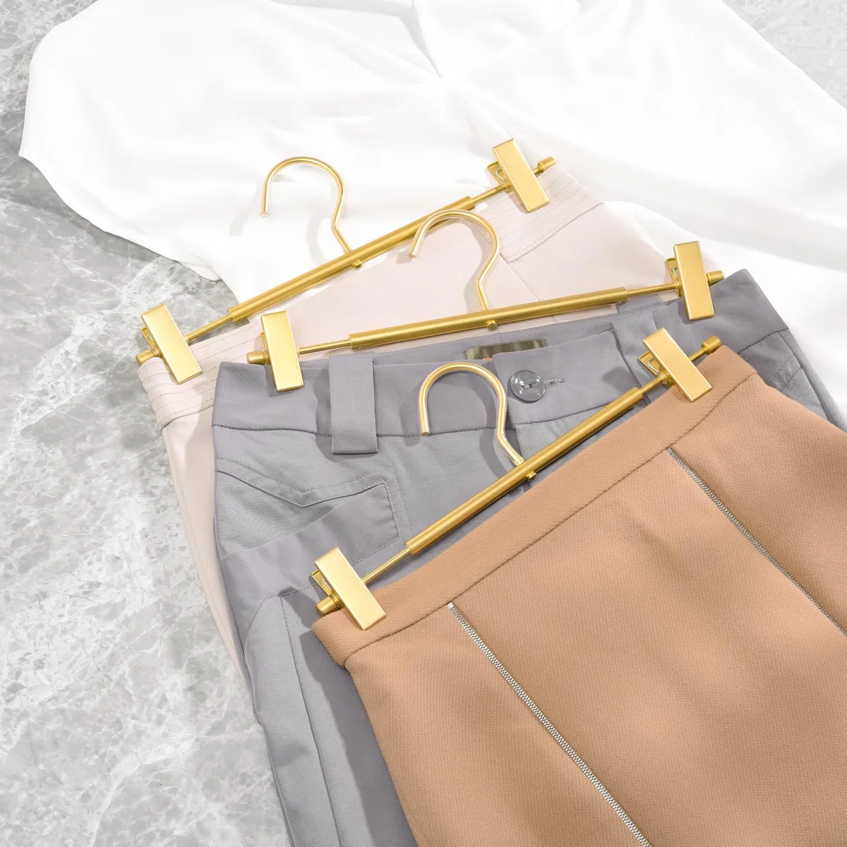 Amber Home 20 Pezzi 31cm Grucce di Ferro Alluminio Oro, Dorata Metallico Appendiabiti per Pantaloni Gonna Biancheria Intima Mutande, Antiscivolo con Clips
