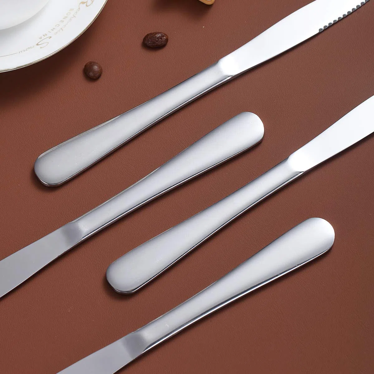 Kyraton Set di coltelli da bistecca,Kyrtaon coltello seghettato, set di coltelli affilati in acciaio inossidabile, set di 8 coltelli da tavola, lavabili in lavastoviglie, robusti e facili da pulire