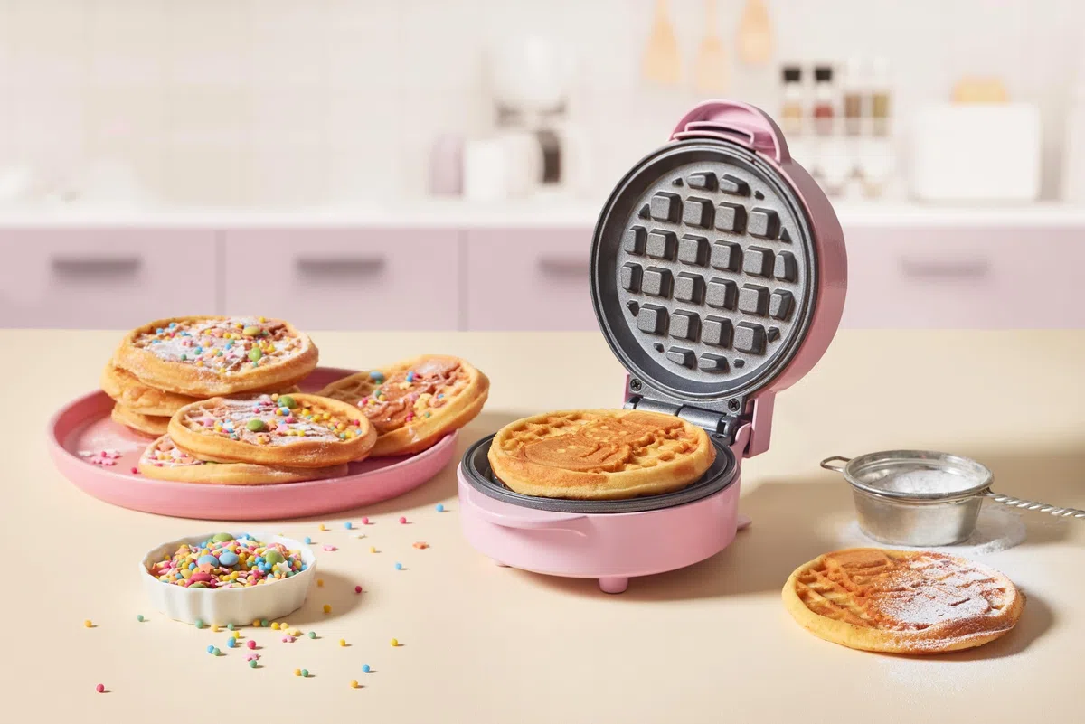 Bestron Waffle Maker, Piastra per waffel mini con motivo a pupazzo di neve, piccola macchina per waffel con rivestimento antiaderente, per compleanni di bambini, Pasqua o Natale, Colore: Rosa
