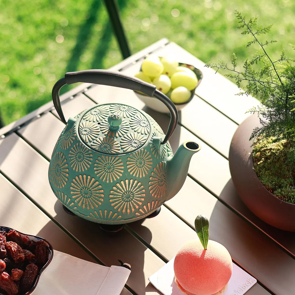 Teiera in ghisa, grande capacità da 1200 ml con infusore per cucina, design giapponese sakura per tè in foglie con interno smaltato, manico in silicone 1200 ml Verde