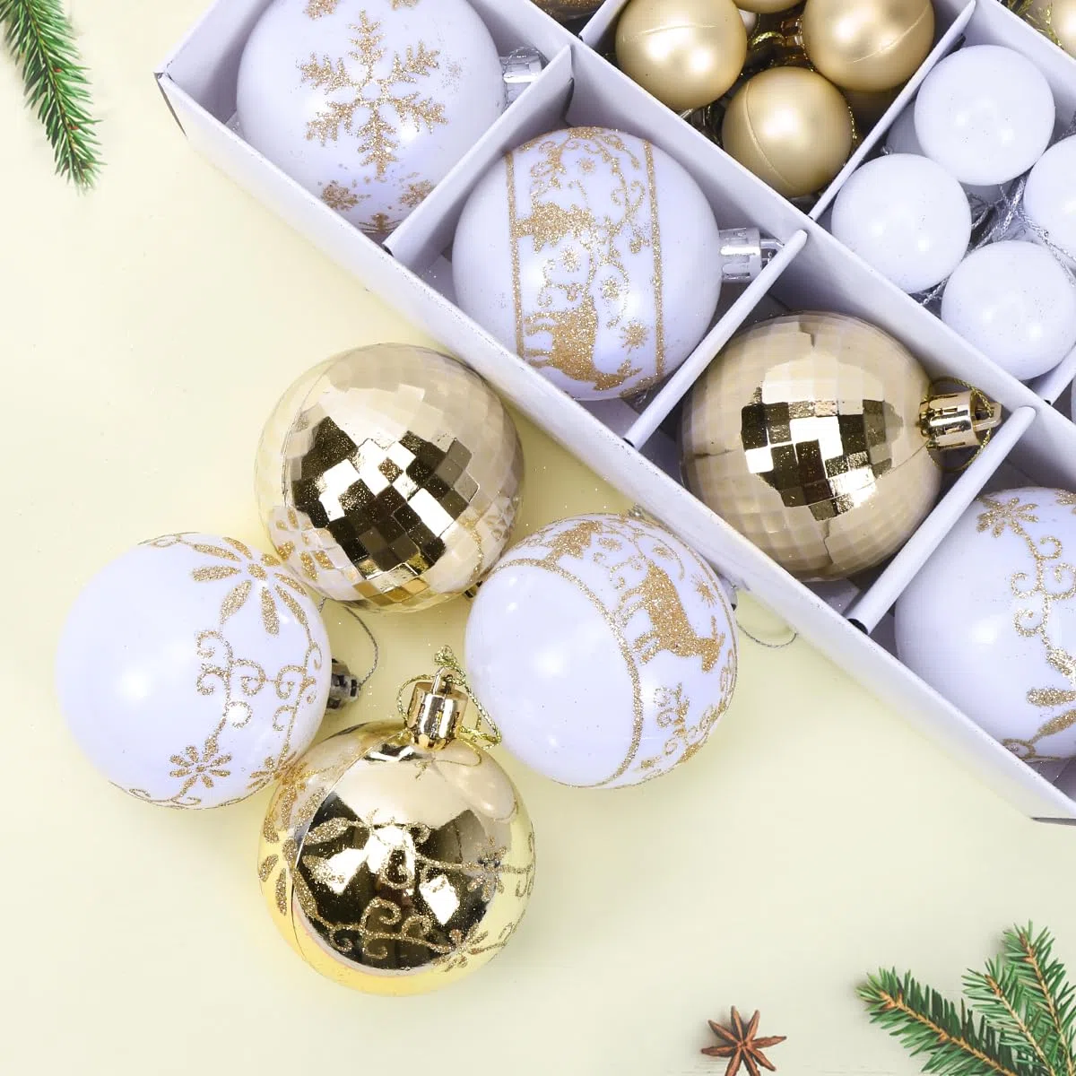 Palline di Natale Oro e Bianco, 44 Pezzi Decorazioni Albero di Natale, Palline Albero Natale, Addobbi Natalizi per Albero, Palle e Stelle dell'Albero di Natale, Appendere Addobbi Natalizi