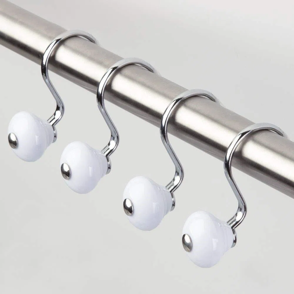 iDesign Ganci per tende, Ganci tenda doccia dal design moderno in metallo e plastica, Set da 12 reggitenda doccia, bianco e argento