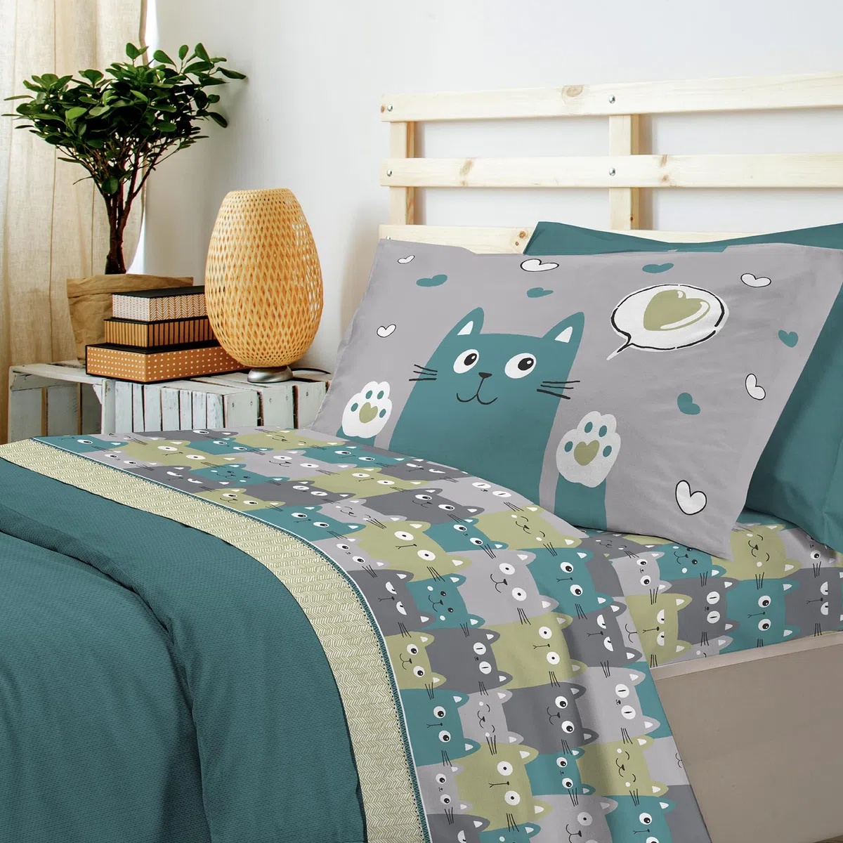 PENSIERI DELICATI Completo Letto 1 Piazza e Mezza 100% Cotone, Completo Lenzuola 1 Piazza e Mezza 120x200 Comprensivo di Lenzuolo sotto, sopra e 1 Federa, Made in Italy, Fantasia Happycat Verde