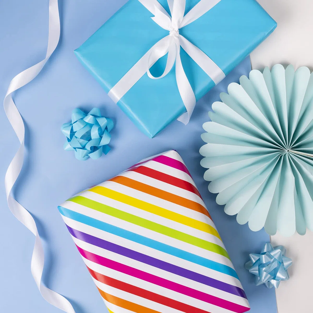 RUSPEPA Carta Da Regalo Reversibile - Mini Rotolo - 43,2 Cm X 10 M - Strisce Arcobaleno E Design Blu Solido Per Compleanni, Festeggiamenti, Baby Shower