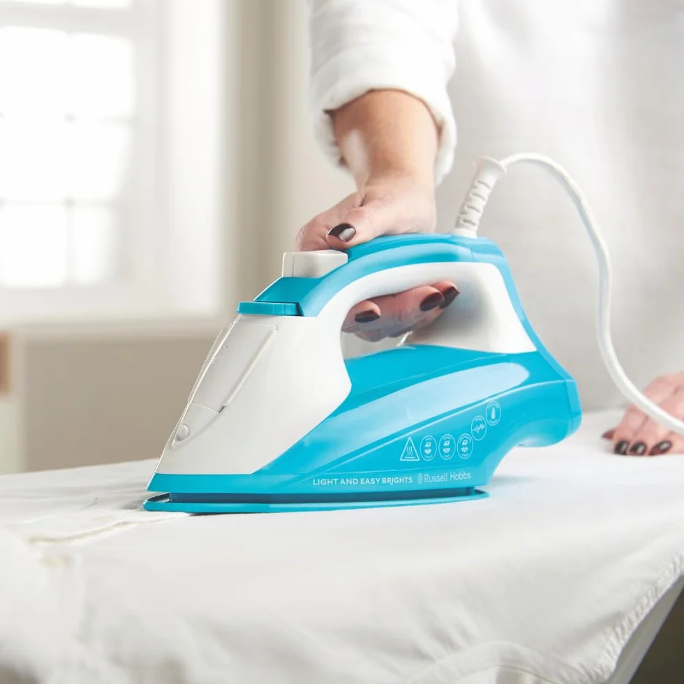Russell Hobbs Ferro da Stiro a Vapore 2400W, Colpo di Vapore 115g/min, Piastra con Ammorbidente, Autosteam, Capacità 240ml, AntiCalcare & Anti-Goccia, Light&EasyAqua 26482-56