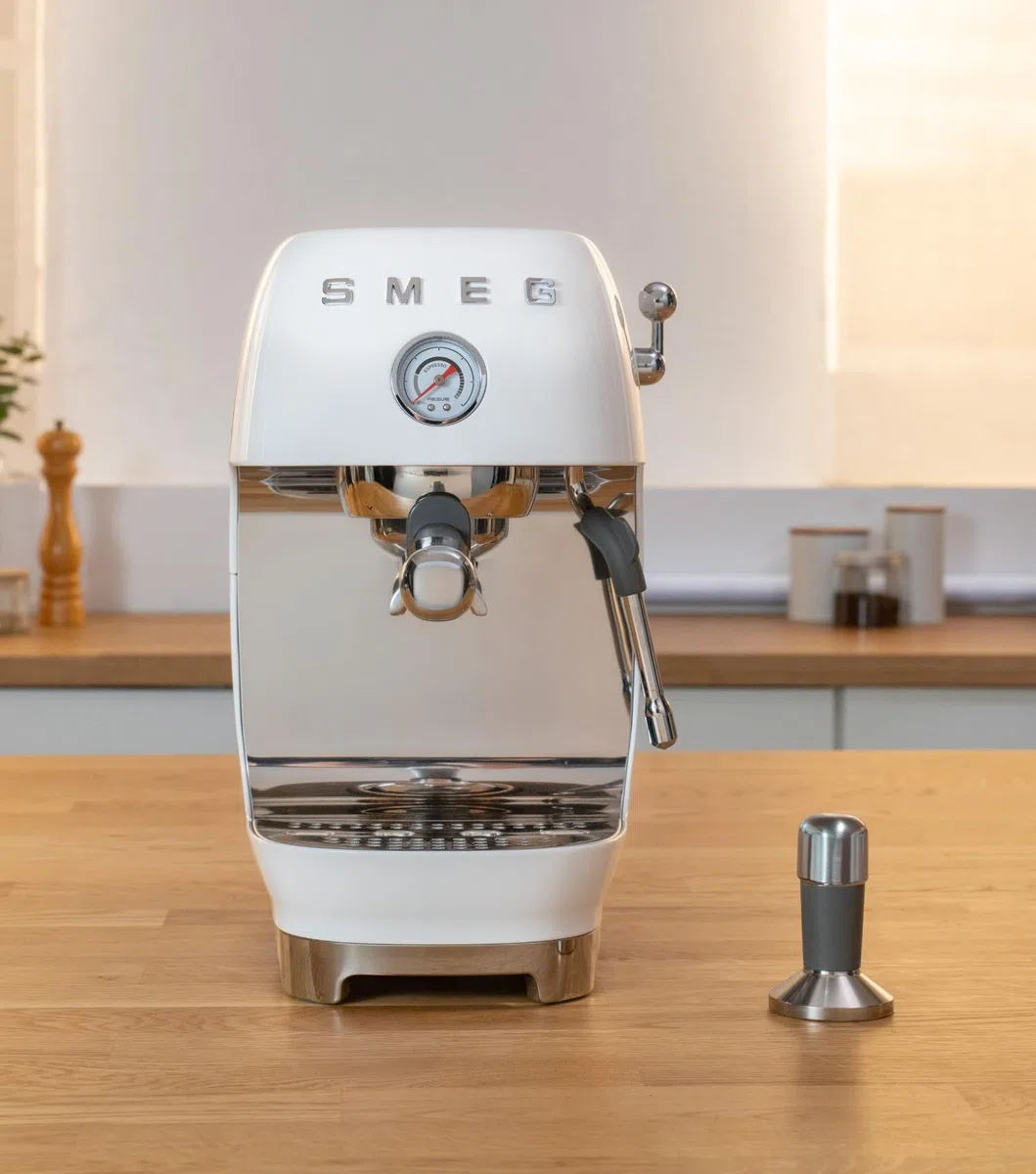 Smeg, Macchina da Caffè Espresso Manuale ECF03CREU, Thermoblock, Funzione Cold Brew, Lancia a Vapore e Manometro, Serbatoio da 1,4 L, 1650 W, Panna
