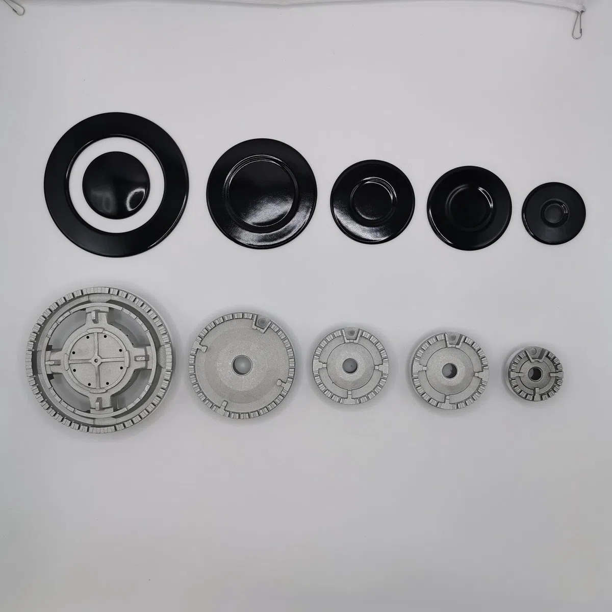 Coprifiamma per Piano Cottura a Gas - Set 11 Pezzi Universale in 3 Misure (55mm, 75mm, 100mm) | Resistente al Calore per Sicurezza | Protezione da Schizzi e Sporco | Per la Pulizia e Manutenzione