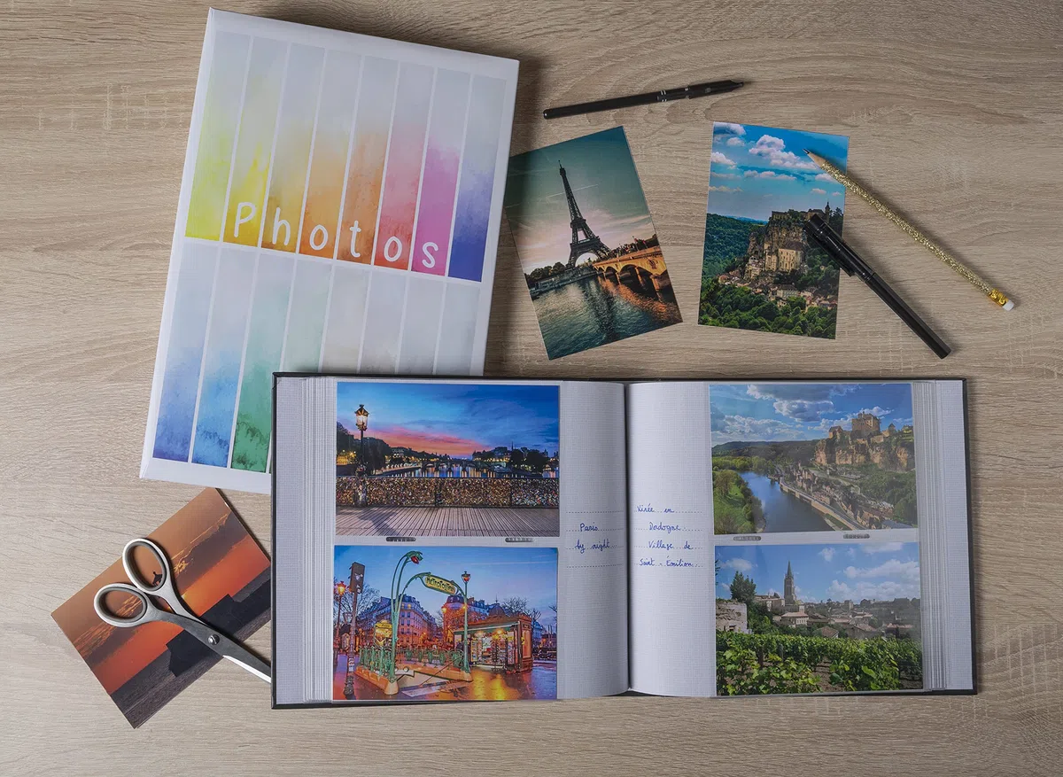 Exacompta - Rif. 62883E - Album fotografico a tasche RAINBOW - 300 foto 10 x 15 cm - 100 pagine - formato 22,5 x 32,5 cm - copertina in carta stampata sfondo bianco con sfumatura di colori - pellicola