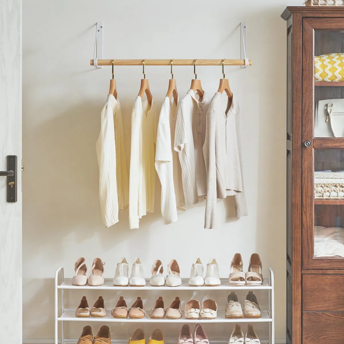 IBUYKE Appendiabiti da parete per armadio, barra per vestiti a muro in legno, mobile per corridoio in stile industriale, moderna barra per armadio, appendiabiti per ingresso, parete, porta, bagno