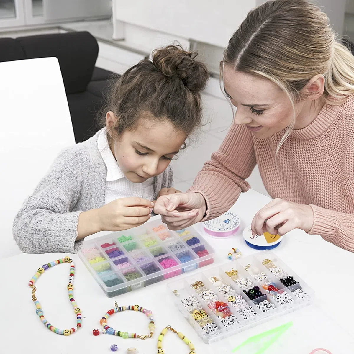 Perline Piatte per Braccialetti, 7048 Pezzi Perline con Lettere e Faccina Sorridente per Braccialetti,24 Colori da 6 mm di Argilla Polimerica per Bigiotteria Fai da Te