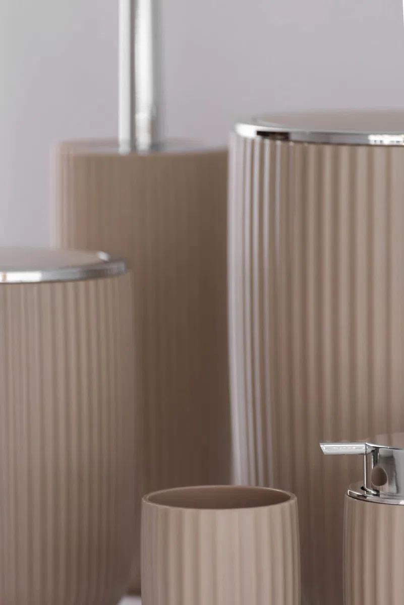 WENKO Secchio con coperchio oscillante Agropoli S beige, 2 litri, secchio per bagno, pattumiera in plastica di qualità, modellatura plastica e superficie strutturata, Ø 14,5 x 20 cm