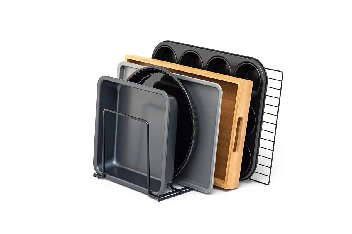 simplywire – Supporto per teglie e taglieri - Rastrelliera per coperchi, pentole e padelle - Organizer per credenze da Cucina – Acciaio Rivestito in plastica Nera