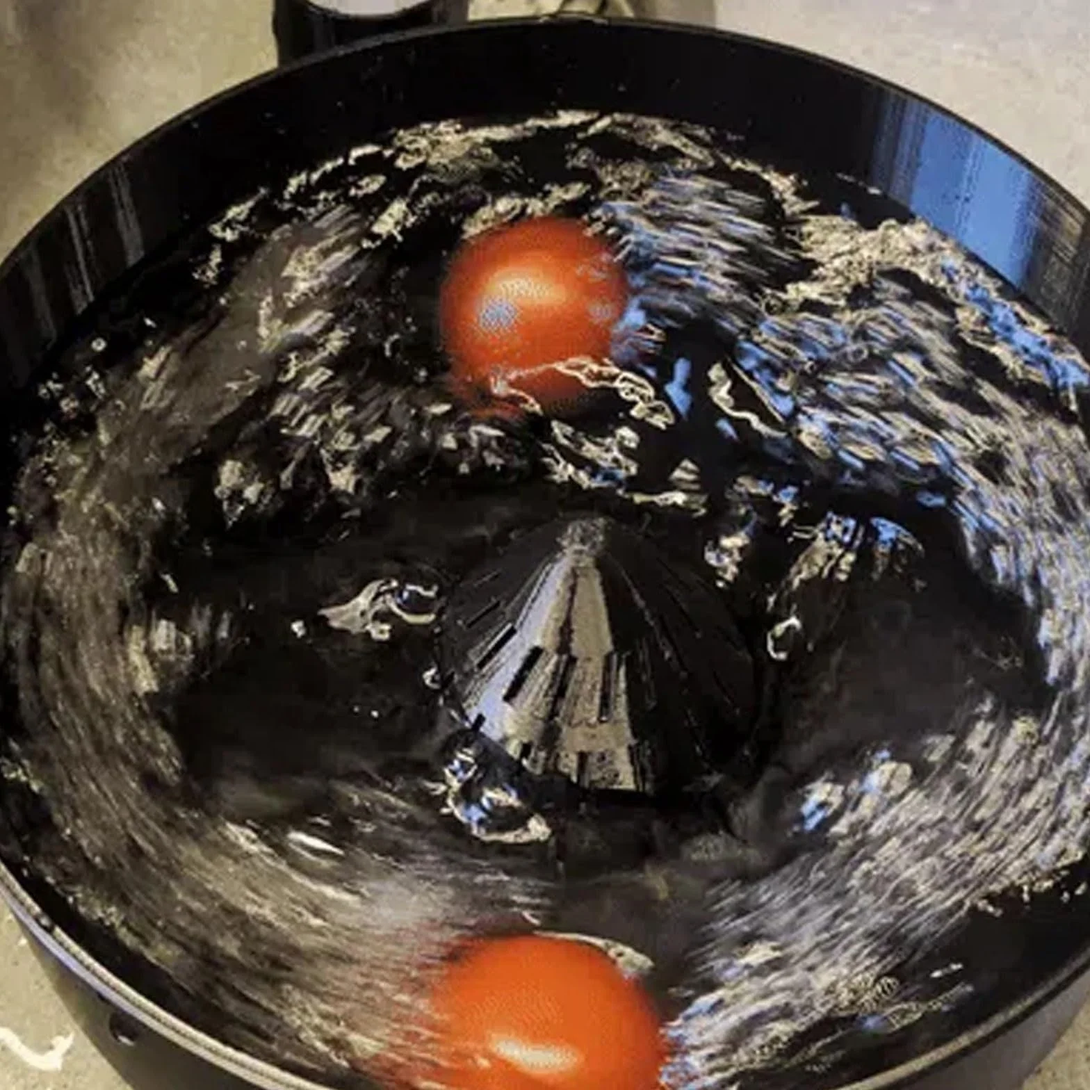Detergente per frutta e verdura modellato automatico, con meccanismo di scarico integrato per un lavaggio accurato