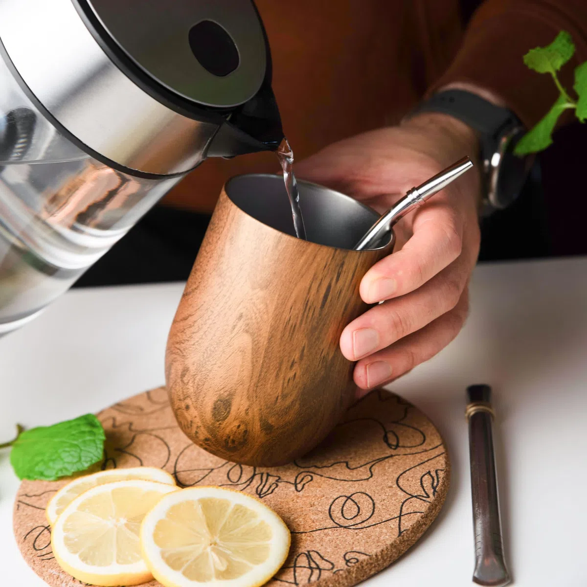 Aquafloow Tazza Yerba Mate a Doppia Parete 350 ml, Mate Argentino + 2 Pezzi Cannucce in Acciaio | Coperchio senza BPA, Set da Tè in Acciaio Inox per Yerba, Mate – Marrone